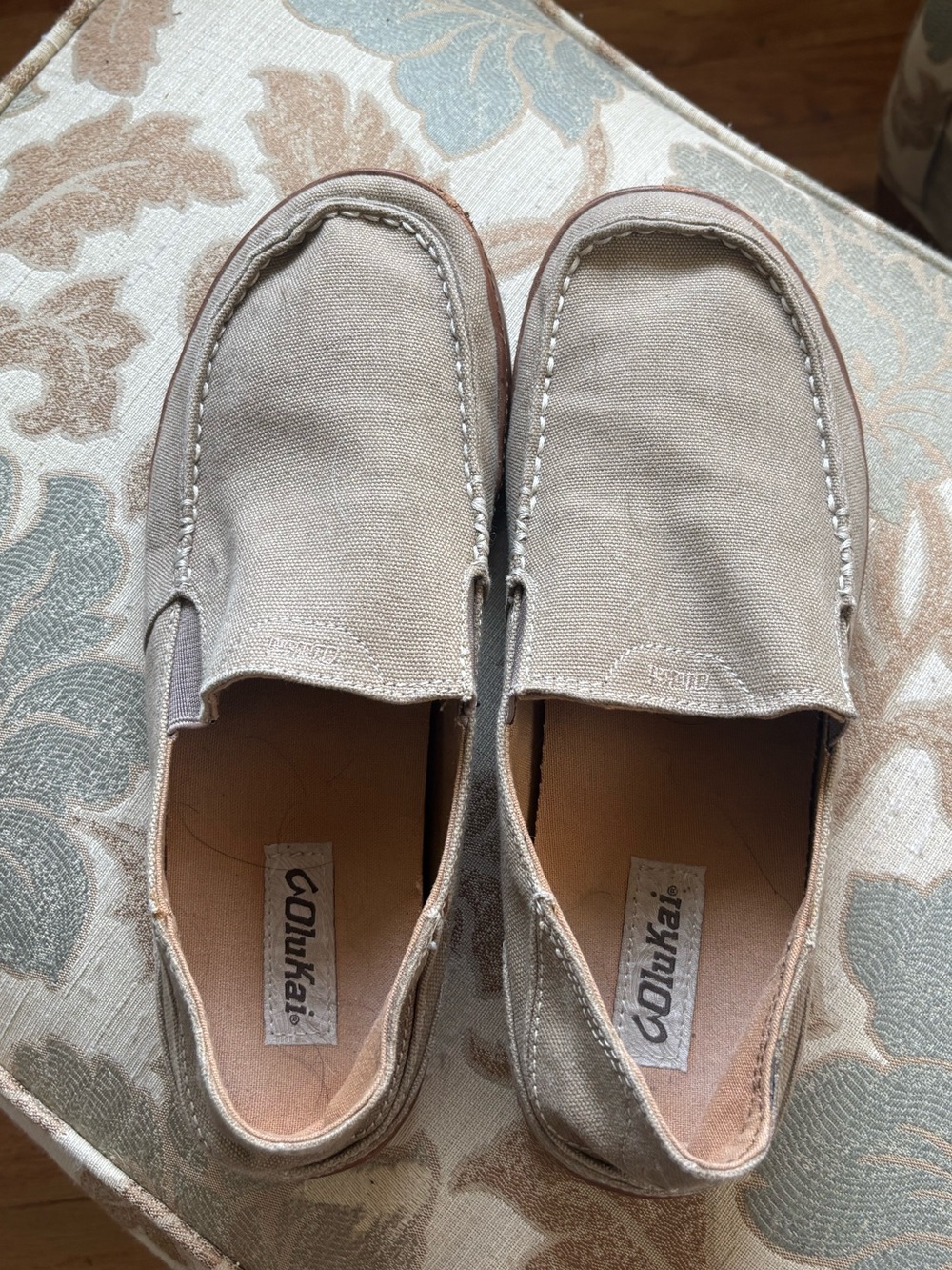 OluKai Men's Puhalu Canvas slip-on shoes, size 9